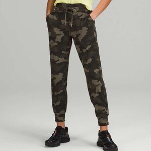 Lululemon Athletica, Ready to Rulu Jogger, Heritage Camo, size 8